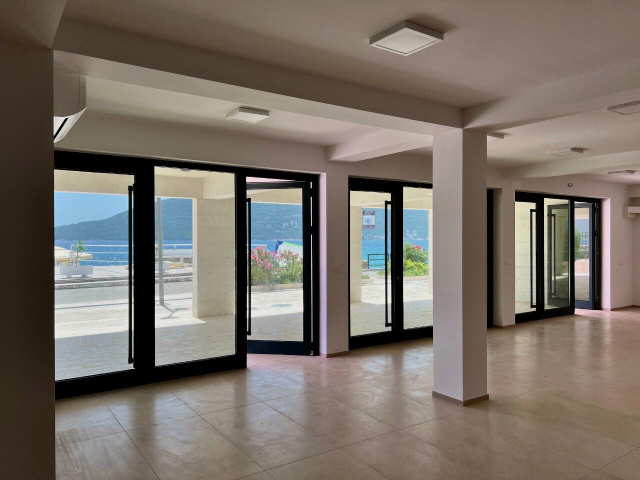 Luxury villa and commercial premises in Herceg Novi